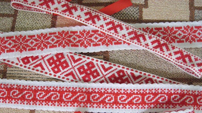Símbolos eslavos en una cinta protectora. 