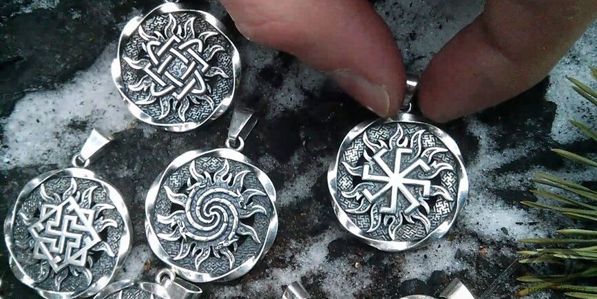 Amuletos eslavos que atraen riqueza hechos de plata. 