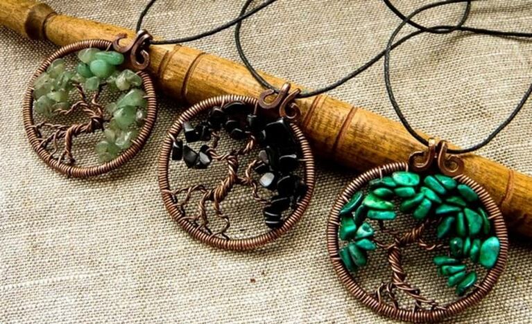Amuletos colgantes para la salud y la buena suerte.